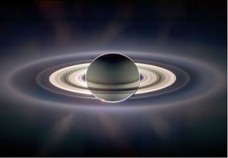 Saturno muestra sus anillos a Cassini y algo más