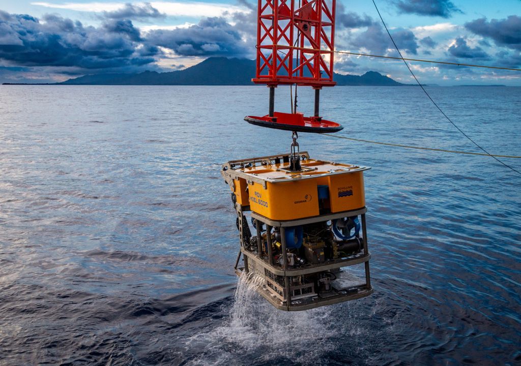 Der Tauchroboter sorgte für die Überraschung: Schon der erste Einsatz des ROVs Kiel 6000 offenbarte die Besonderheiten des Karambusel-Hydrothermalfeldes. Der Tauchroboter sorgte für die Überraschung: Schon der erste Einsatz des ROVs Kiel 6000 offenbarte die Besonderheiten des Karambusel-Hydrothermalfeldes.