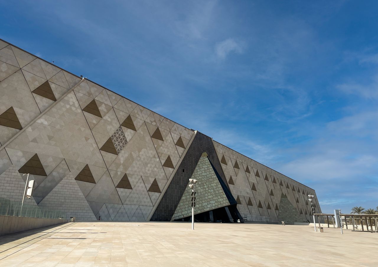 In jeder Hinsicht außergewöhnlich: Das Grand Egyptian Museum in Kairo. Foto: Adobe Stock
