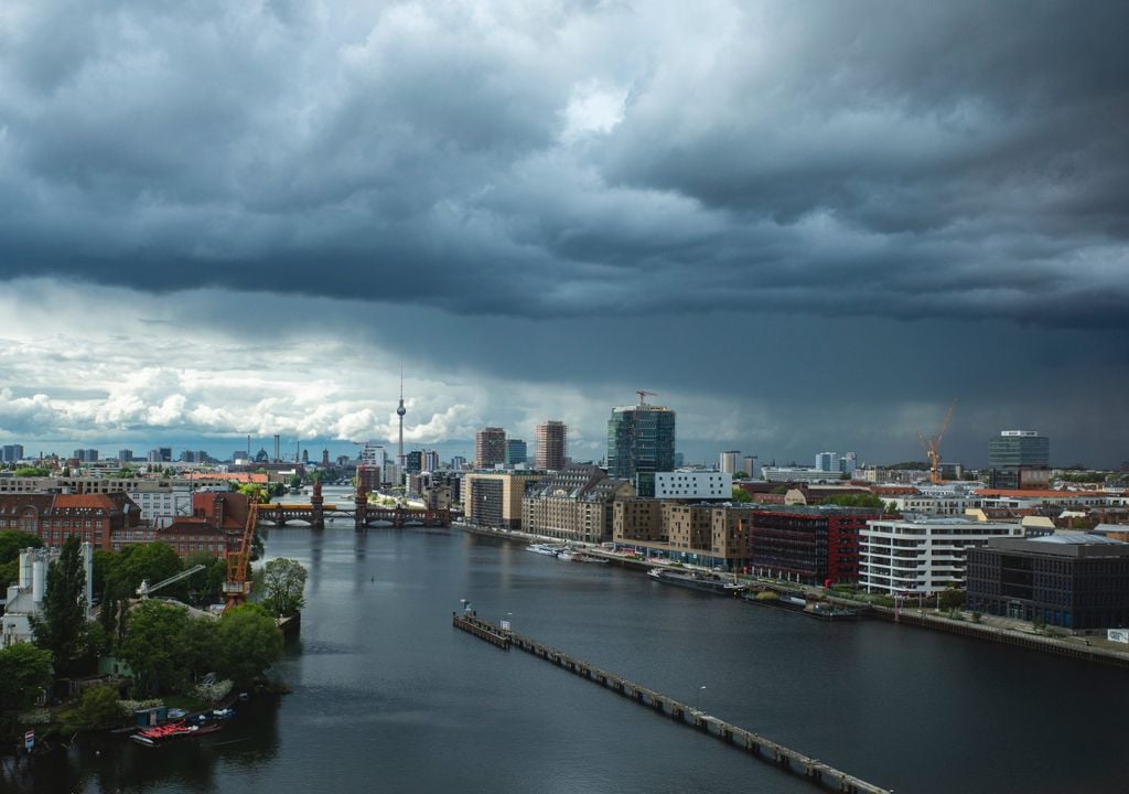 Dunkle Gewitterwolken ziehen über die Skyline Berlins.