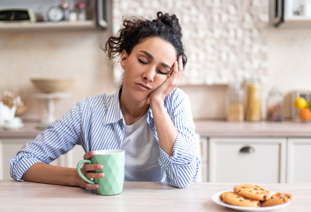 Wer nachts schlecht schläft, hängt im Alltag oft durch (Foto: Adobe Stock)