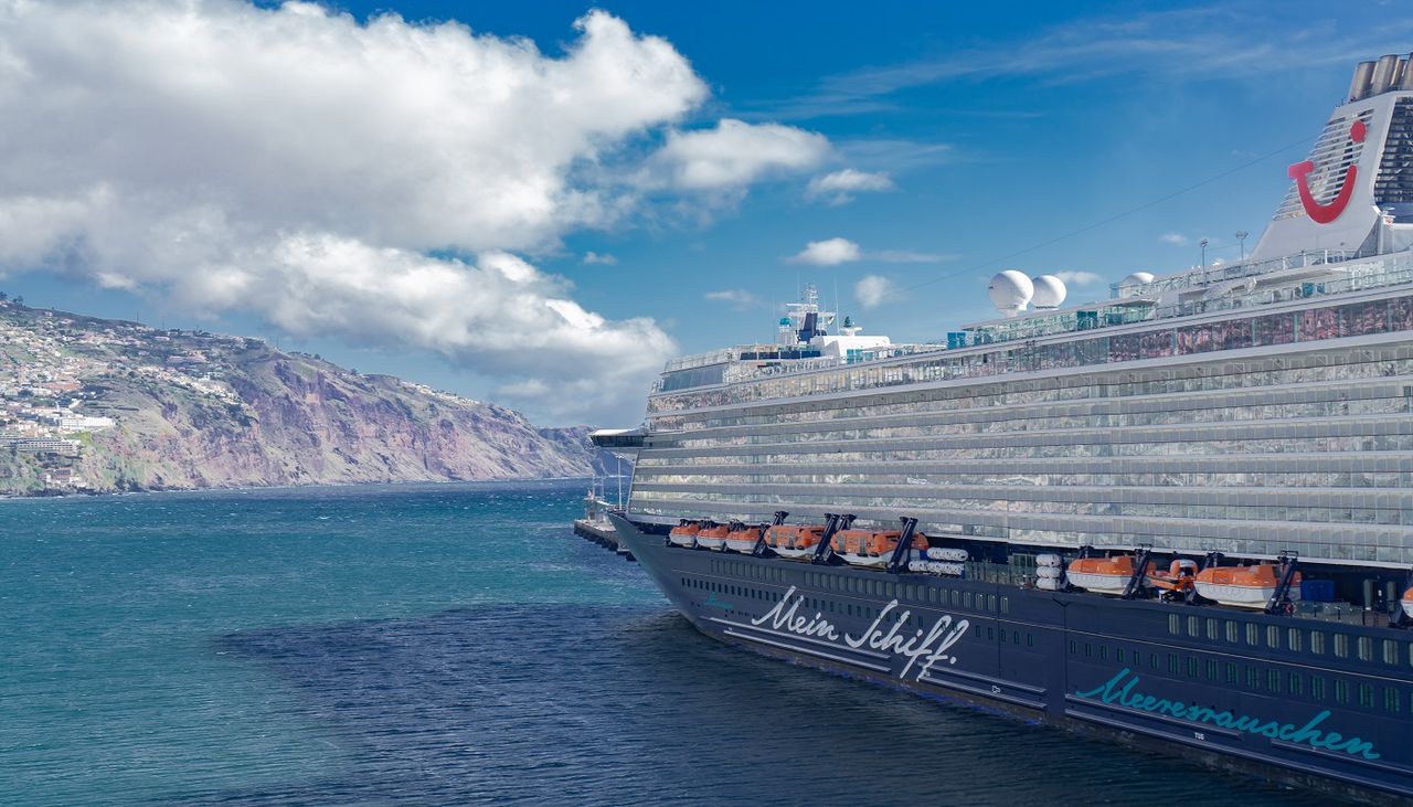 Im Mai 2027 heuern mehrere deutsche Schlagerstars auf "Mein Schiff" an. Gebucht werden kann das Spektakel unter anderem über "Müller Touristik" (Foto: Adobe Stock)