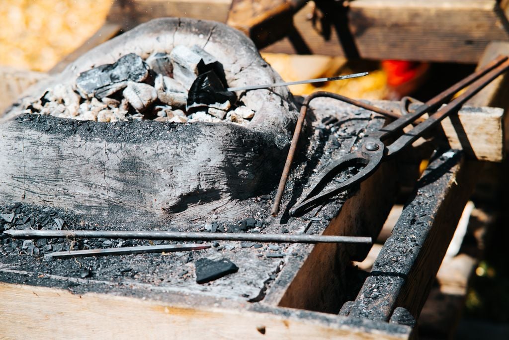 Schmiede Brandheiß: Mittelalterliches Schmiedehandwerk. Foto: Adobe Stock