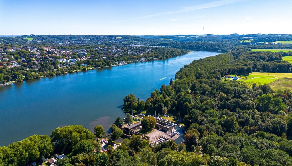 Der Baldeney-See beeindruckt mit einer Gesamtlänge von 7,8 Kilometern.