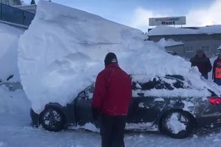 Schnee-chaos: rescate de coches enterrados por la nieve
