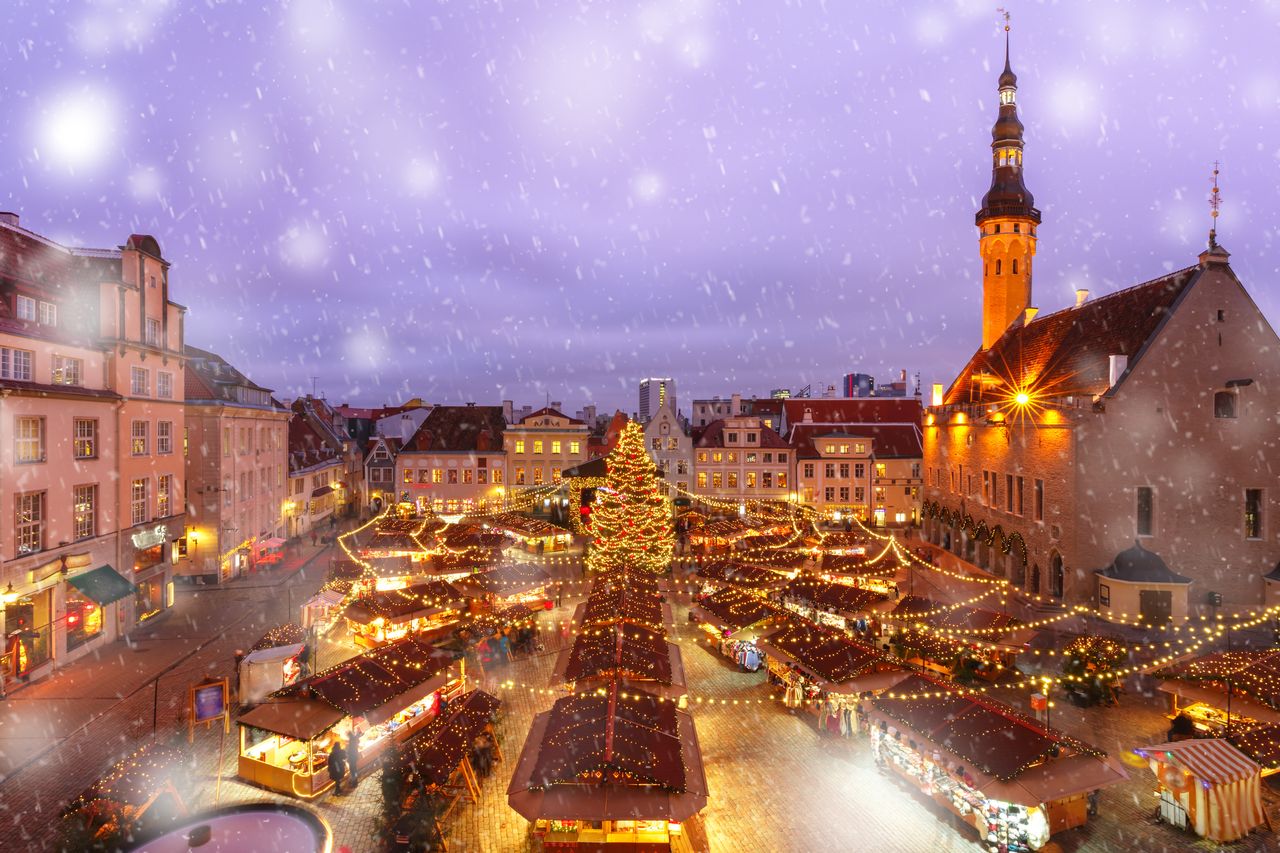 Märchenhaft ist der Weihnachtsmarkt auf dem Rathausplatz von Tallinn. Foto: Adobe Stock