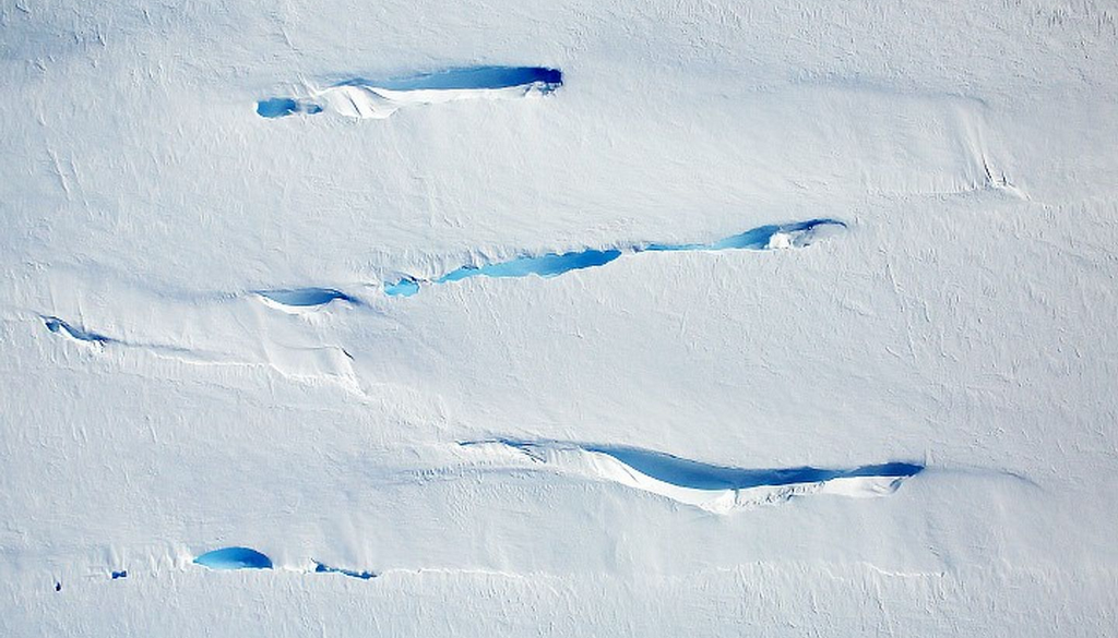 Antarktis Hinter dem Begriff Schnellball-Erde verbirgt sich die Vorstellung, dass es Phasen der Erdgeschichte gegeben hat, in denen die Erde nahezu komplett vereist war. Bild: NASA/Digital Mapping System