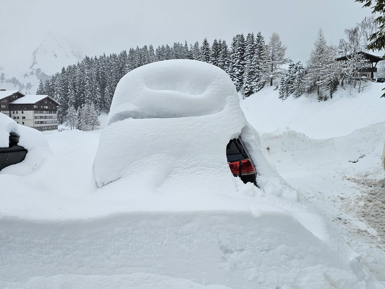 Anhaltende und kräftige Schneefälle sorgten am Arlberg für wahre Schneemassen (Foto Markus Köss, Warth am 20.02.26)