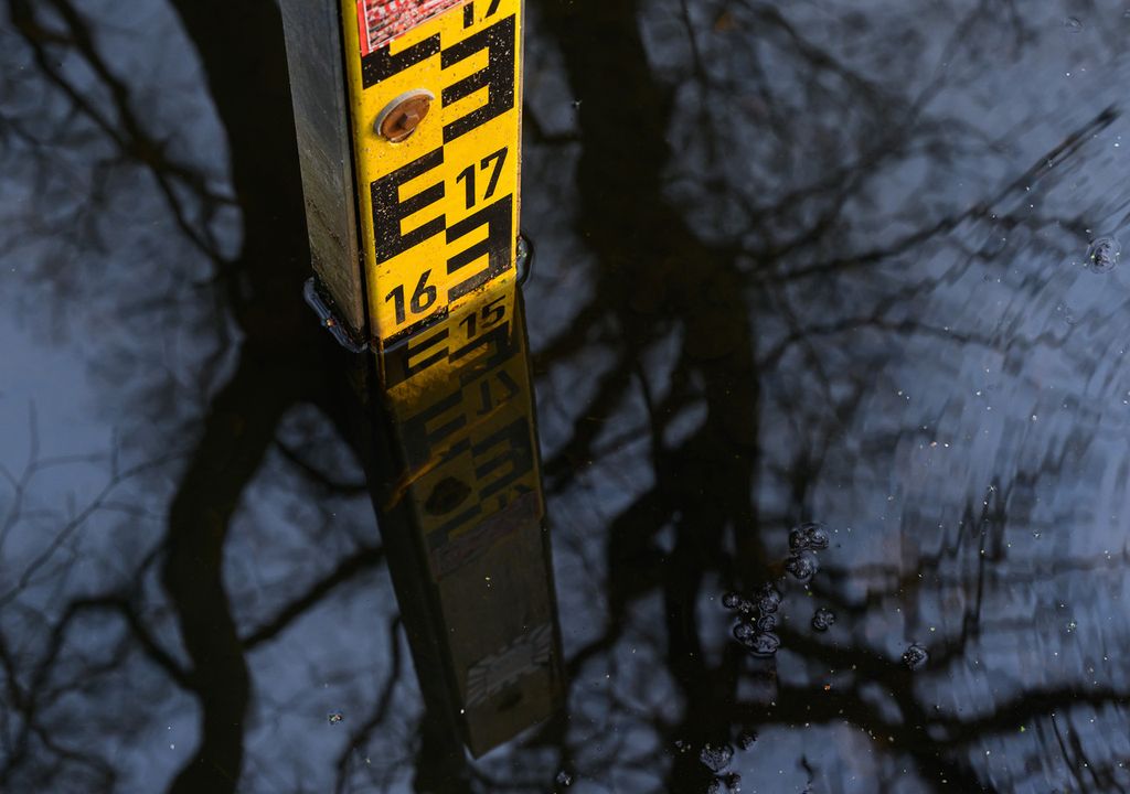Der Wasserstand kann natürlicherweise oder menschengemacht schwanken. Der Wasserstand kann natürlicherweise oder menschengemacht schwanken.