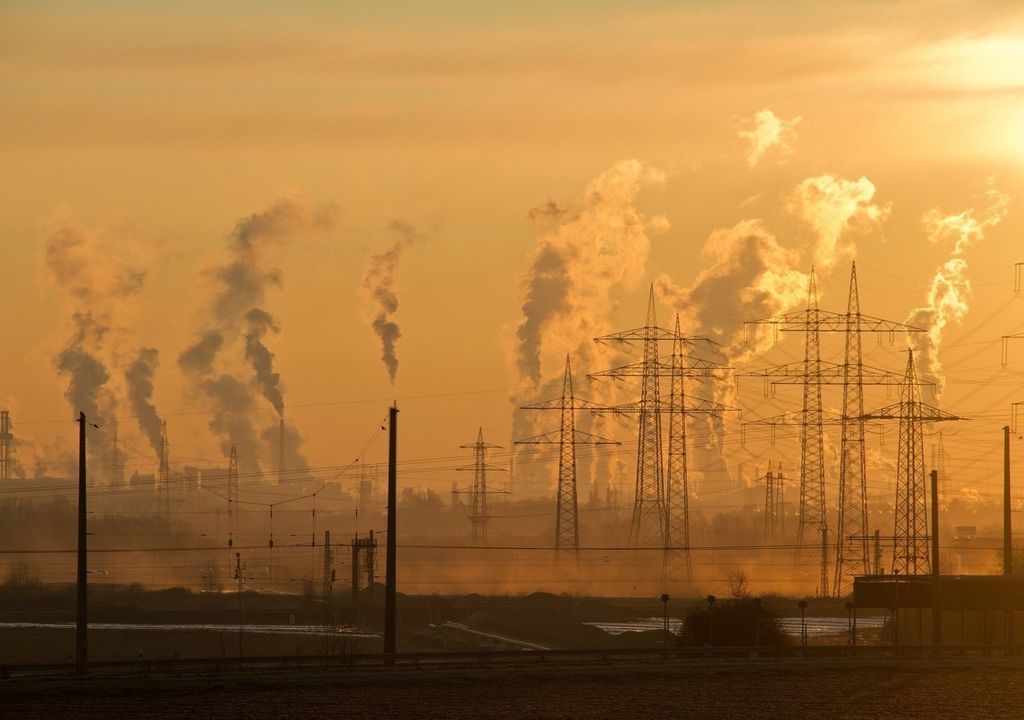 Bei menschlichen Aktivitäten wie Bergbau, Metallverarbeitung und anderen Industriezweigen können giftige Schadstoffe in die Böden gelangen. Bei menschlichen Aktivitäten wie Bergbau, Metallverarbeitung und anderen Industriezweigen können giftige Schadstoffe in die Böden gelangen.