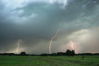 Drückende Schwüle sorgt für Starkregen und Gewitter in Baden-Württemberg - Laue Nächte und hohe Taupunkte 