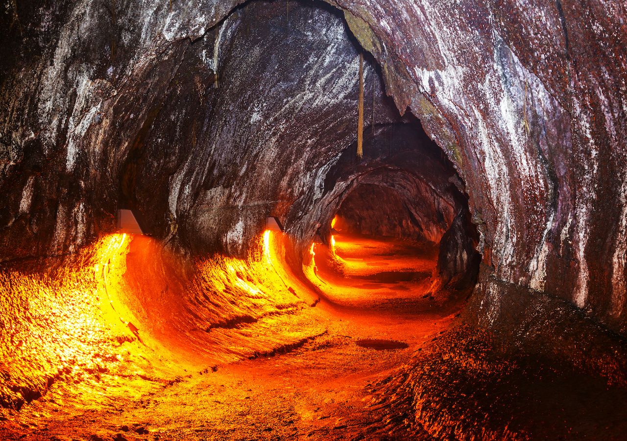 I tubi di lava esistono sulla Terra, ma un nuovo studio scientifico mostra che questa struttura esiste anche nel sottosuolo della Luna.