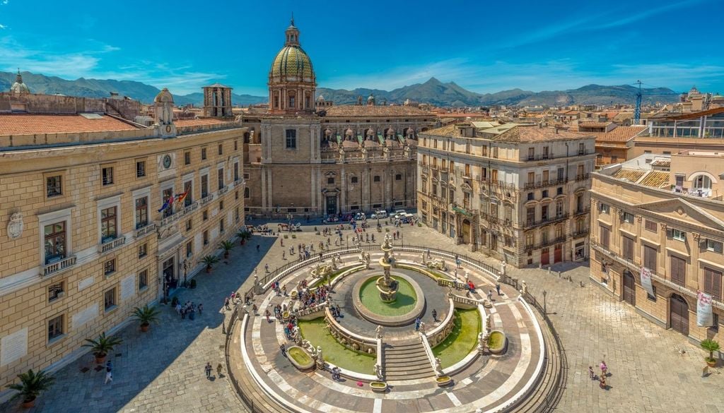 La città di Palermo. L'effetto favonico si verifica quando una massa d'aria umida e calda, come quella portata dallo scirocco, incontra una barriera montuosa. In Sicilia, i venti meridionali (scirocco o ostro) attraversano il Mediterraneo e impattano contro le catene montuose dell'entroterra, come le Madonie o i Nebrodi, per poi scendere verso la costa tirrenica.