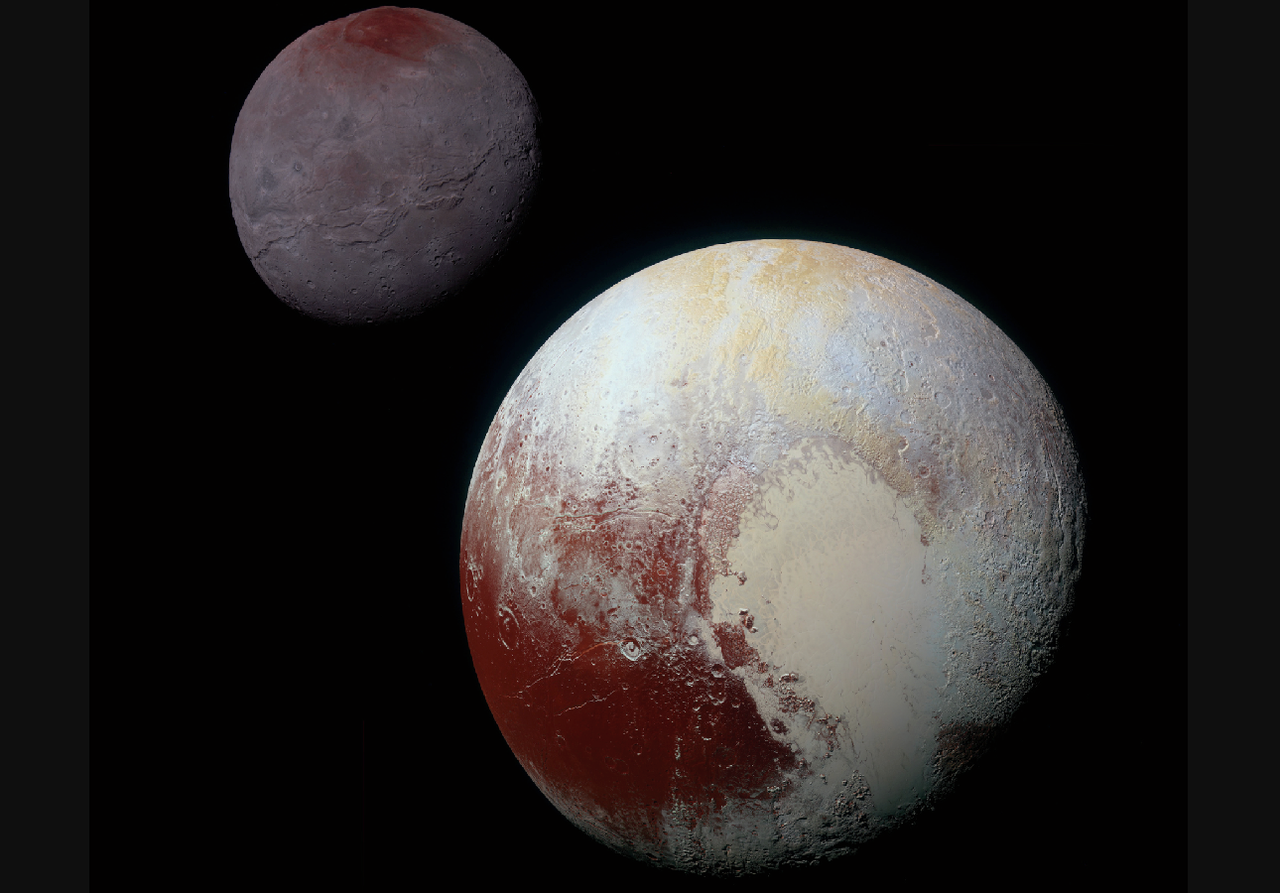 Immagine del pianeta nano Plutone e della sua luna maggiore Caronte ottenuta dalla sonda New Horizons. Ben visibili le zone rossastre prodotte da reazioni chimiche innescate dalla luce solare e l'immenso ghiacciaio Sputnik Planitia (zona più chiara). Credit: NASA, APL, SwRI