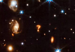O Telescópio Espacial James Webb está fotografando um objeto em forma de ponto de interrogação