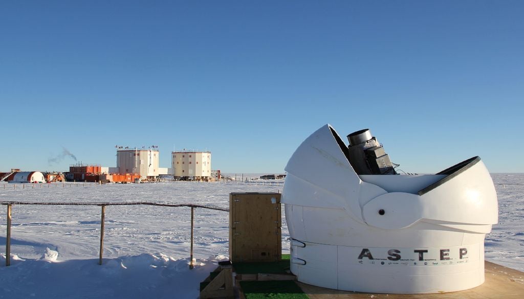 Il telescopio ASTEP (Antarctic Search for Transiting Extrasolar Planets) presso Dome C in Antartide.