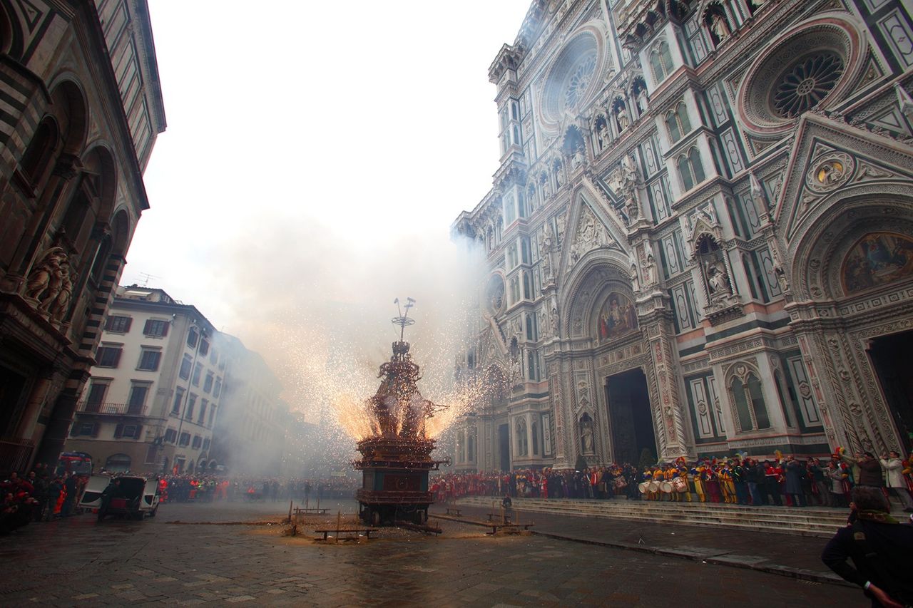 Un momento dello Scoppio del Carro, a Firenze, nella splendida Piazza del Duomo.