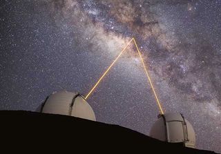 Alla scoperta dei misteriosi fasci luminosi che emergono dalle cupole dei telescopi