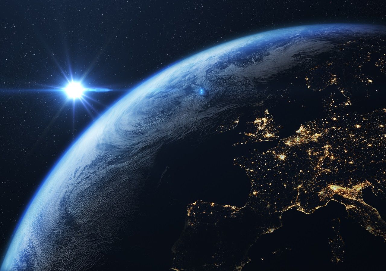 La Tierra se mueve alrededor del Sol a lo largo del año, en una órbita que es elíptica, pero no centrada. Esto afecta la velocidad de su movimiento de traslación.