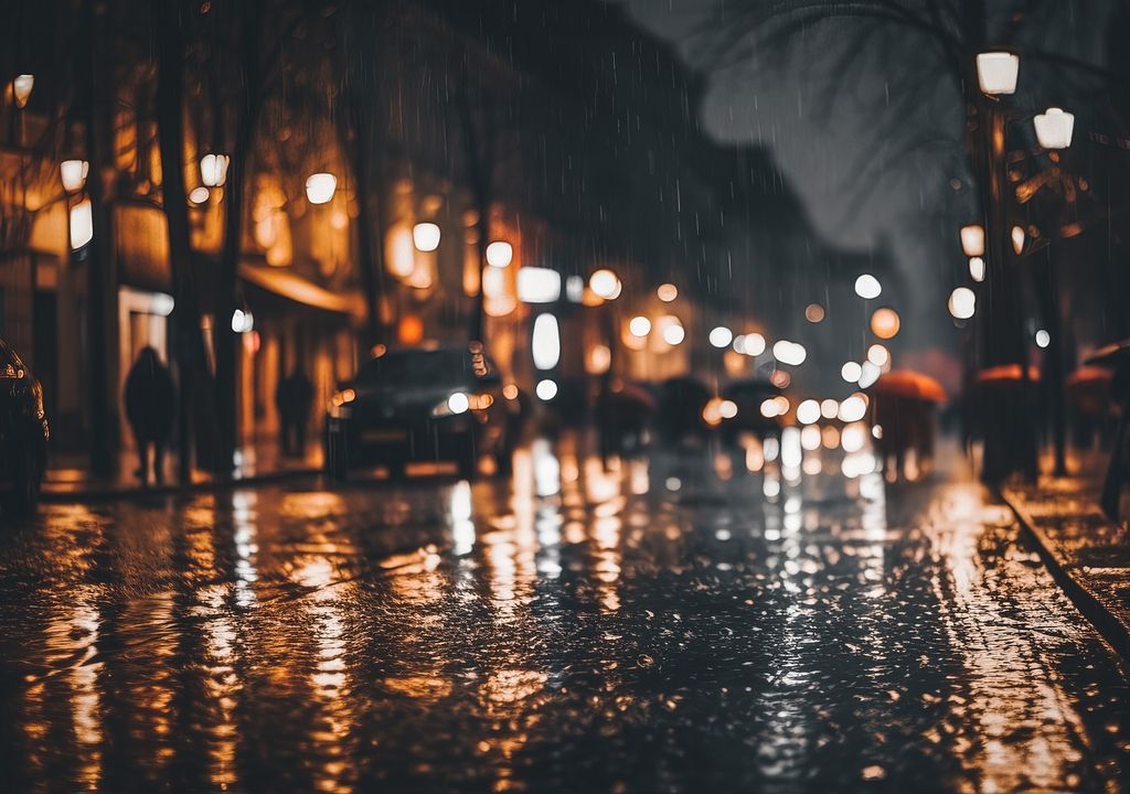 Lluvias caen sobre una ciudad durante la noche