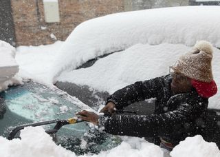 Más de un metro de nieve se acumula al este de Estados Unidos