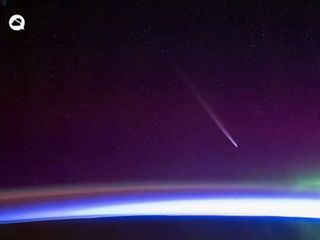 Un cometa se alza por encima del horizonte entre auroras boreales, visto des de la estación espacial internacional