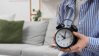 Se aproxima el cambio de hora en Chile: &iquest;se atrasa o se adelanta el reloj y cu&aacute;ndo comienza el horario de verano?