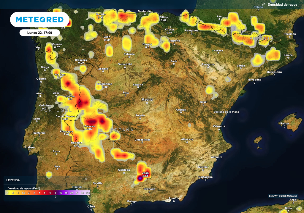 Densidad de rayos prevista por el modelo europeo para esta tarde. El riesgo de incendios será extremo en gran parte de España.
