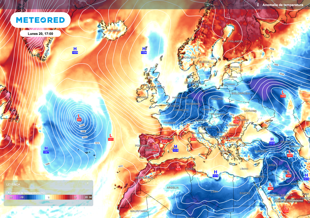 Anomalías de temperatura y campo de presión en superficie previsto para el martes. El bloqueo escandinavo (colores rojos en los países nórdicos) dará lugar al descuelgue de una BFA en mitad del Atlántico (tonos azules).