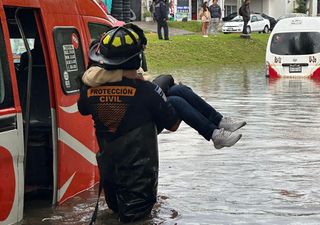 Se desborda el río Atoyac en el puente de México y deja severas inundaciones en la ciudad de Puebla
