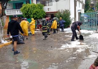 Se desborda la presa Los Cuartos en Naucalpan, Estado de México: una espuma tóxica con basura inunda calles y hogares