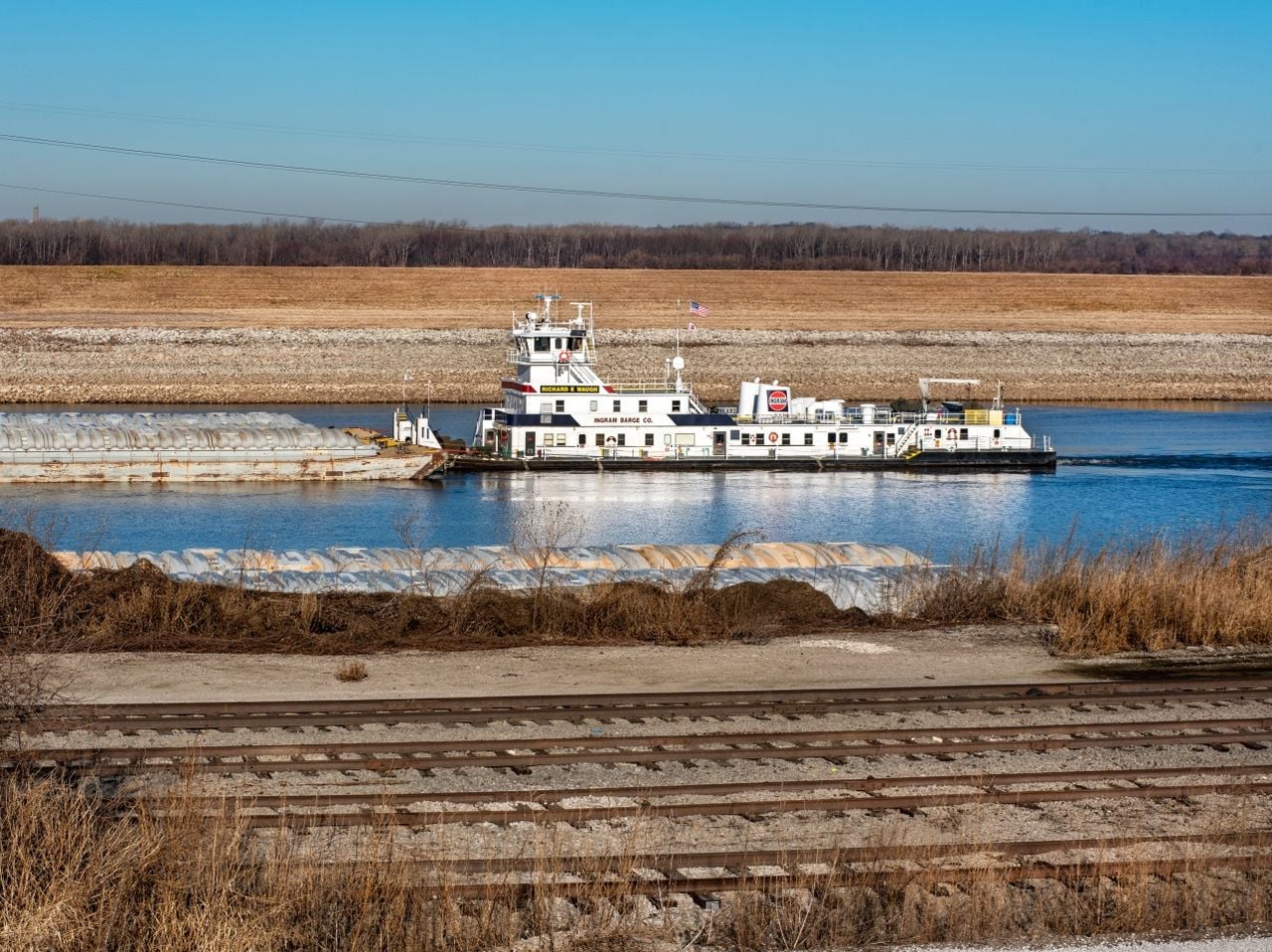 Die Boote haben wegen des niedrigen Niveaus des Kanals Probleme beim Navigieren.