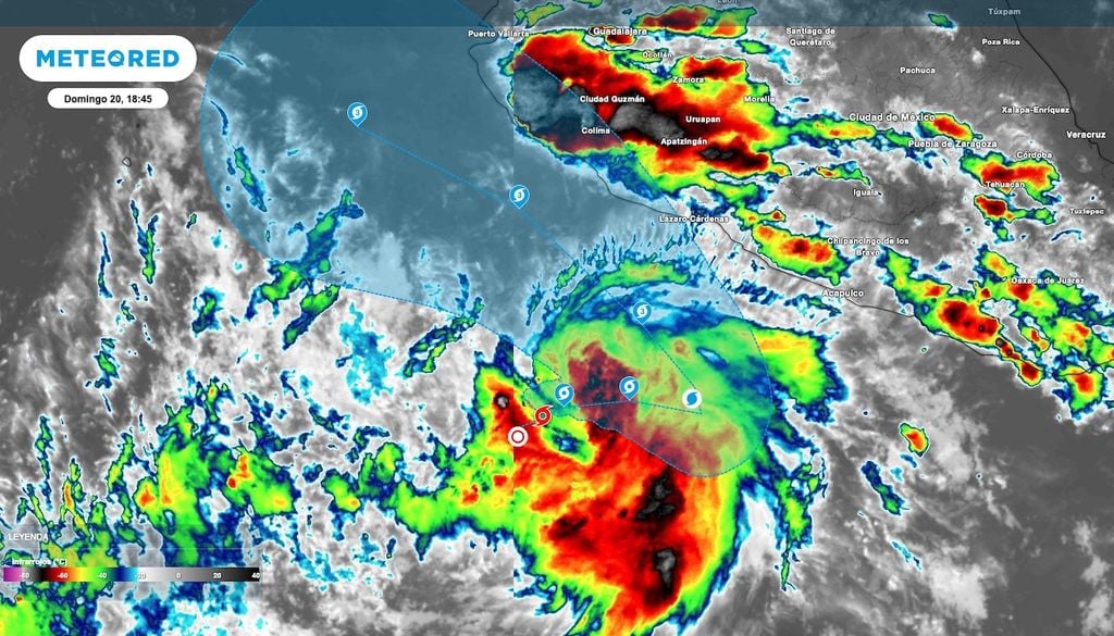 La imagen satelital, muestra la nubosidad convectiva asociada a la circulación de DT 17-E. La imagen satelital, muestra la nubosidad convectiva asociada a la circulación de DT 17-E.