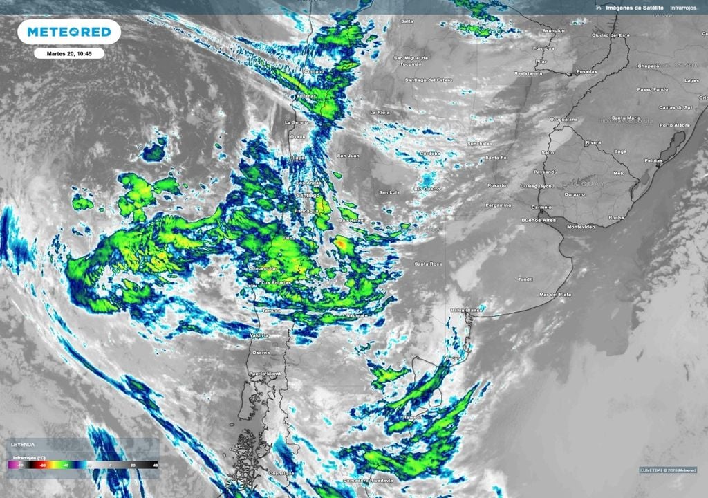 Imagen satelital La imágen satelital de la mañana del este martes 20 muestra al sistema de baja presión frente a la costa central chilena con la corriente en chorro extendida hacia el norte.