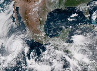 Se mantiene la influencia de sistemas tropicales en México