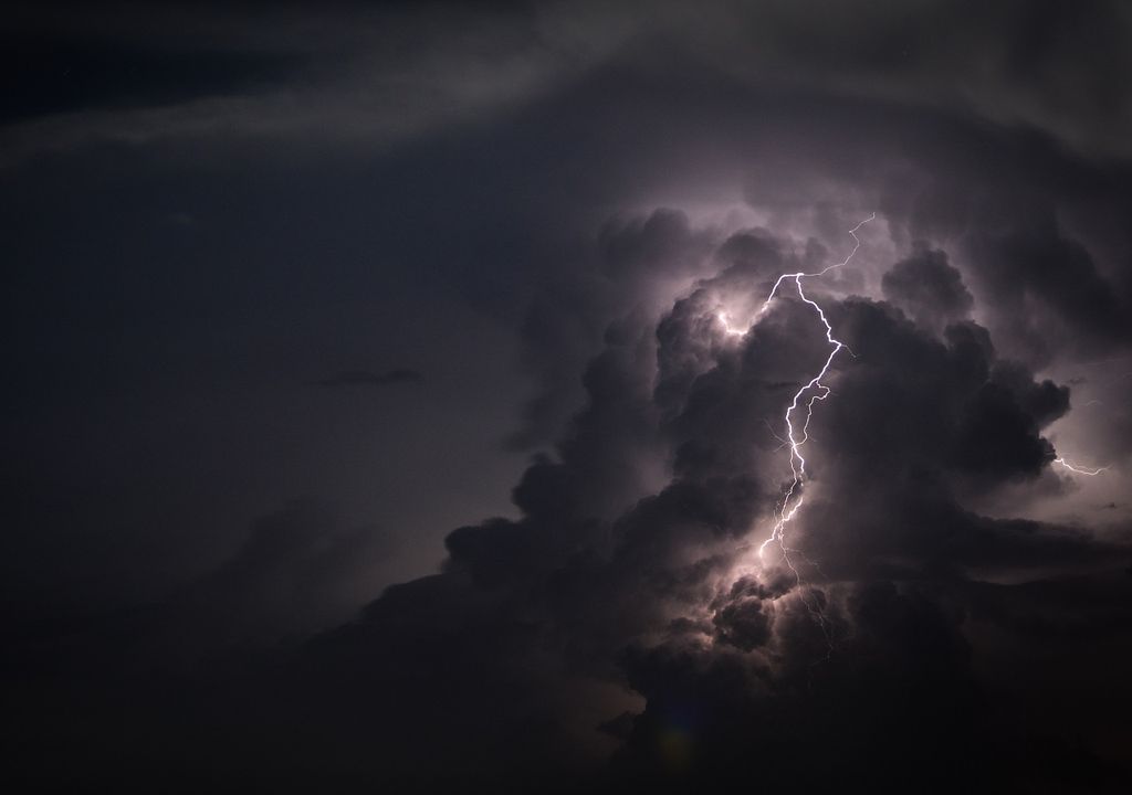 Nube con rayos; tormentas eléctricas
