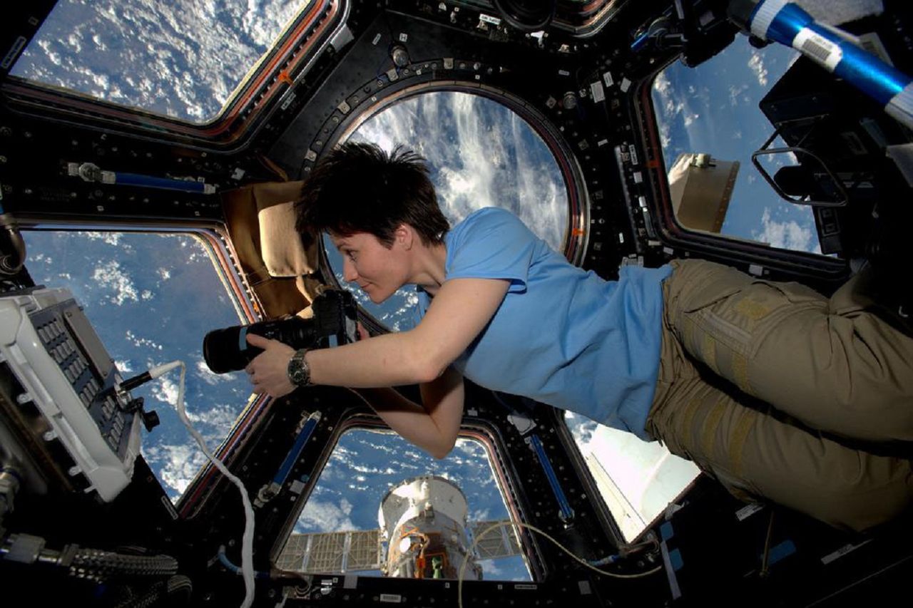 Samantha Cristoforetti fotografíando la Tierra desde la Estación Espacial Internacional. Crédito: NASA