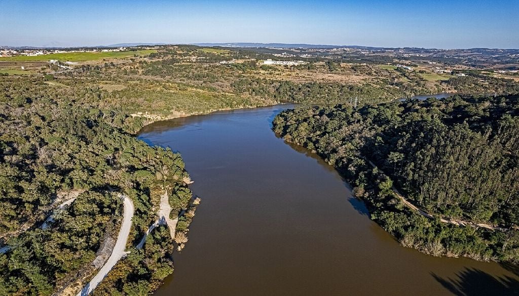 Os meses secos de verão consumiram as significativas reservas de água asseguradas por um inverno excecionalmente chuvoso. Foto: Vítor Oliveira, de Torres Vedras, CC BY-SA 2.0, Wikimedia Commons