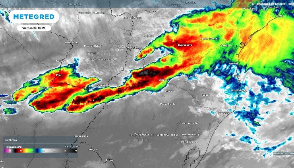 En el inicio del viernes 23 de octubre las imágenes satelitales muestran tormentas intensas en el este de Chaco, norte de Corrientes y el sur y este de Misiones.