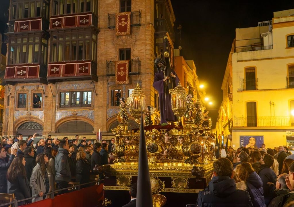 La Madrugá reúne a más de un millón de personas en Sevilla durante una noche que puede prolongarse hasta 12 horas.