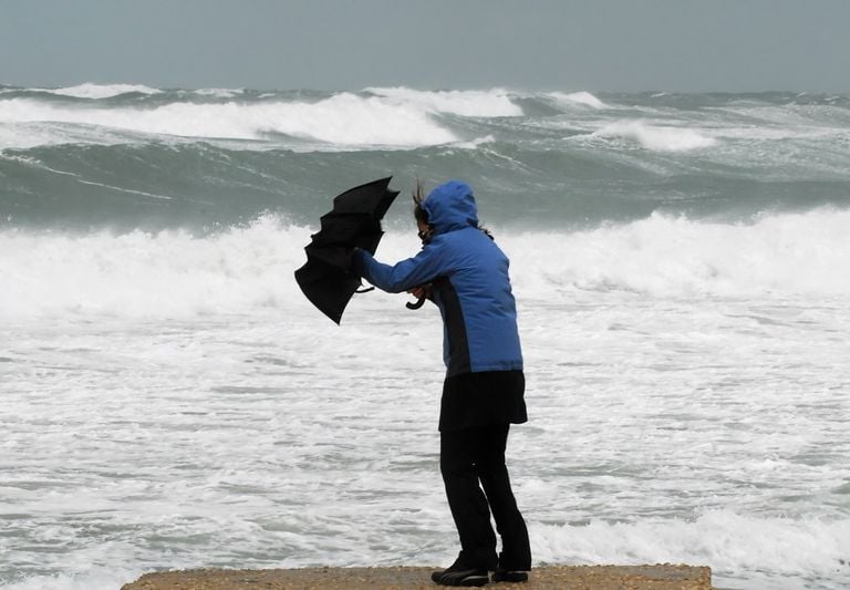 mujer con sombrilla en el viento mujer con sombrilla en el viento