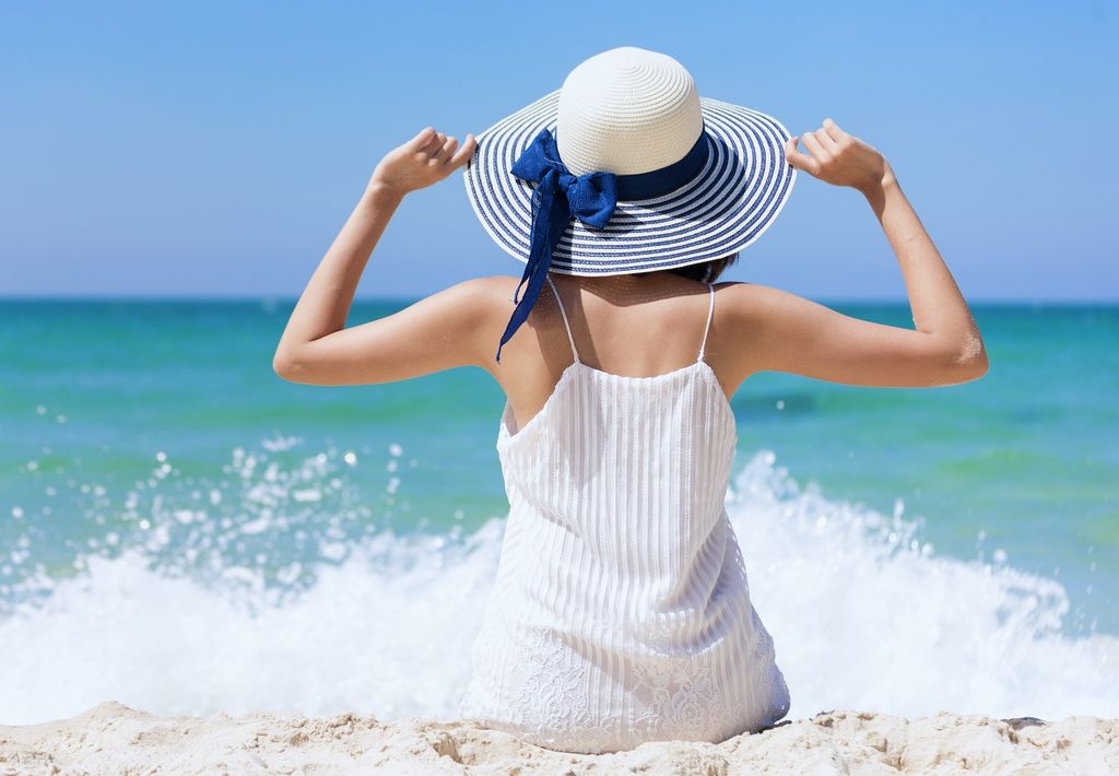 Mujer usando sombrero Mujer usando sombrero