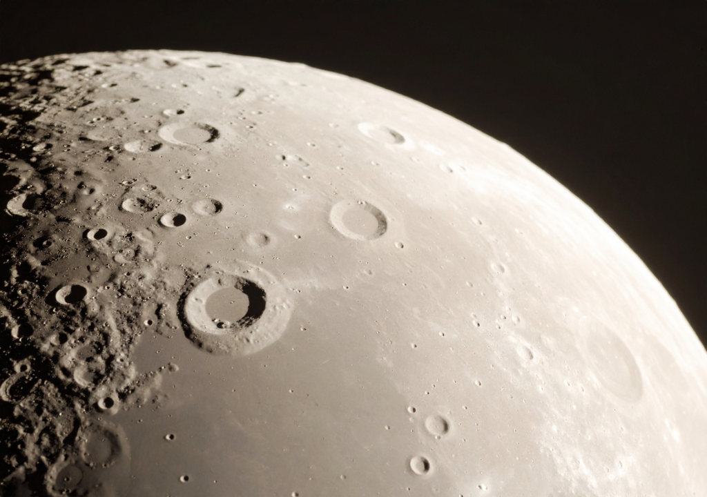 La Luna no tiene dueño según la ley internacional, pero el interés por sus recursos, como el hielo de agua, abre un debate clave: ¿quién podrá explotarlos en el futuro y bajo qué reglas?