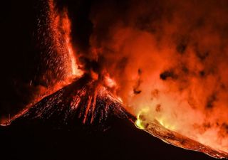 Se repiten espectaculares erupciones del monte Etna en Sicilia