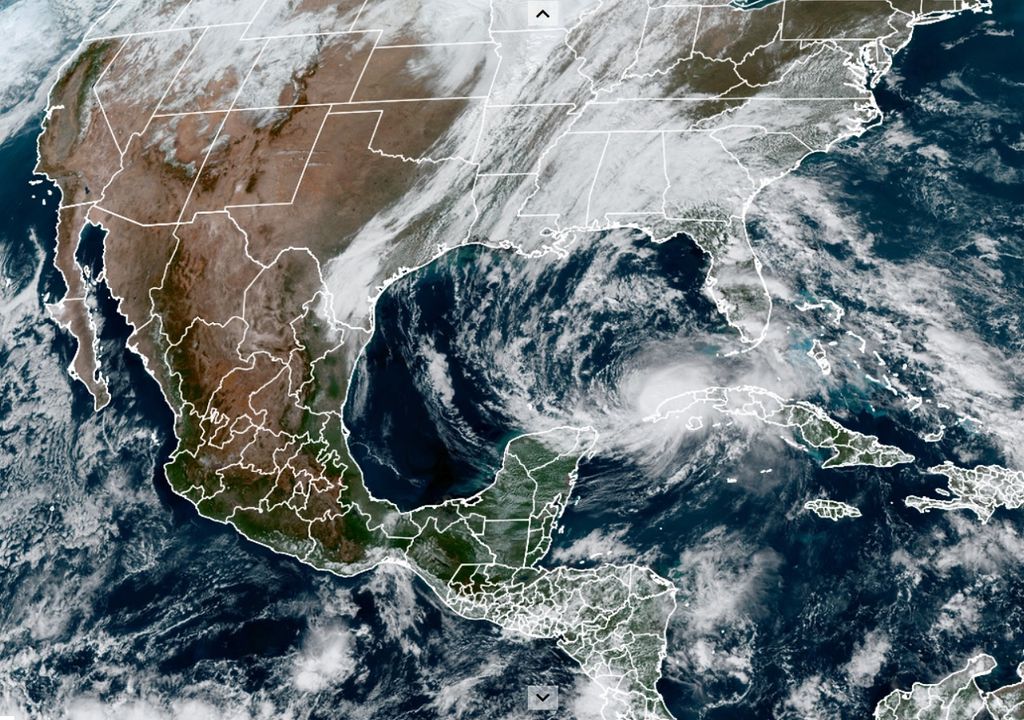 En el Océano Atlántico se observa al ciclón tropical Eta cercana a las costas de Cuba