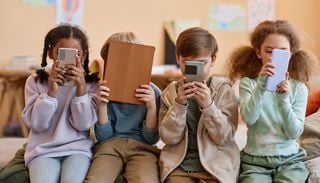 "Se stai con i figli, metti via il telefono": la nuova raccomandazione sanitaria delle autorit&agrave; svedesi