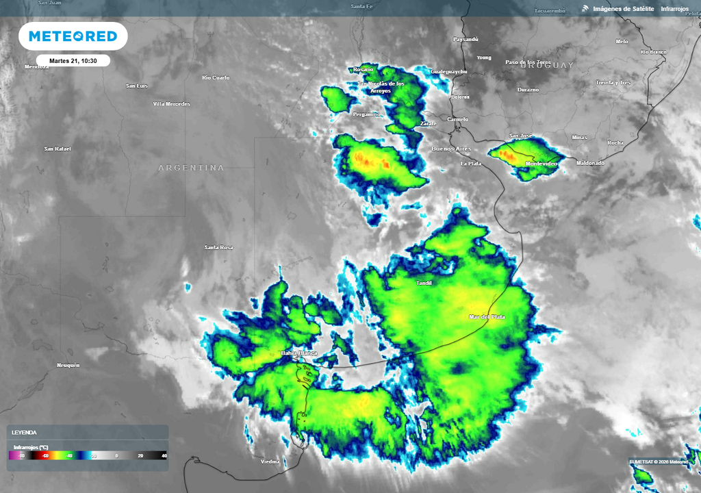 Pintoresca imagen de satélite con la nubosidad visiblemente enroscada en torno al centro de baja presión en la provincia de Buenos Aires.