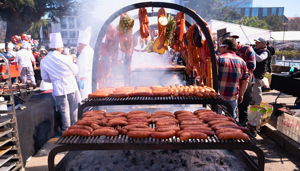Fiesta de la Longaniza de Chillán 2026: tres días de música, gastronomía y 5 mil choripanes gratuitos
