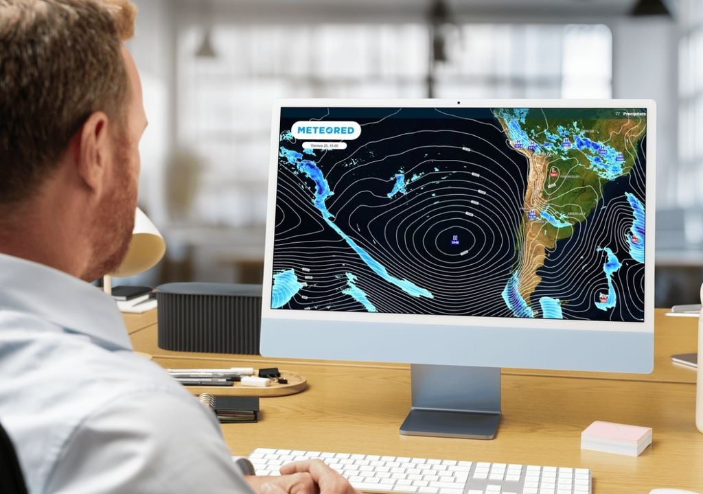 persona observando mapas de tiempo en la pantalla de su ordenador'