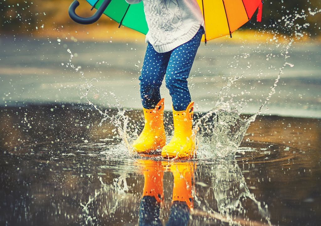 niña jugando en la lluvia